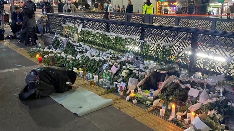 梨泰院老闆跪事發地祭祀：要給孩子飯吃