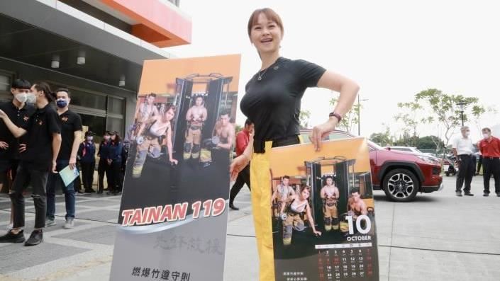 南市消防月曆來了　猛男合體超兇女先鋒