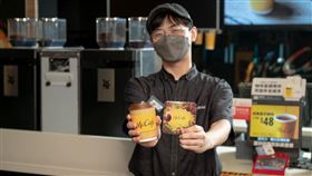 台灣麥當勞攜手優遊吧斯鄒族文化部落，推出「阿里山雲霧單品咖啡」，透過雨林聯盟認證讓本土咖啡接軌國際舞台。（圖／品牌提供）