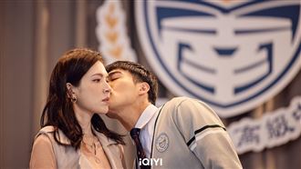 當眾被學生親　許瑋甯遭閨密喊：會犯法嗎