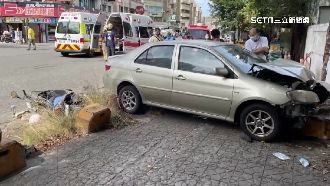 機車等紅燈遭翁開車撞　騎士摔飛、乘客亡