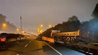 國1汐止又走山！五堵到汐止封閉改道