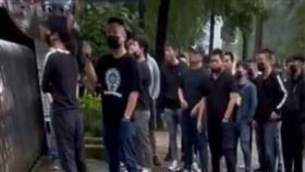 南港育成高中今天下午4點放學時間，突然出現20名左右黑衣人。（圖／取自記者爆料網）