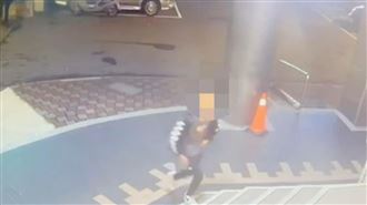 男餐酒館遭項鍊刀刺傷　逃200m派出所求救