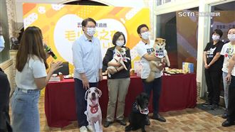 蔡適應辦毛小孩之夜　總統帶2愛犬相見歡