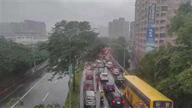 國1五堵-汐止南下封閉 汐止一早車潮湧現。即時影像監視器