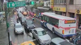 汐止各路段今日一早便開始湧現車潮，許多路口車滿為患，只能以龜速行駛。（圖／翻攝畫面）