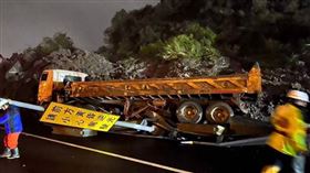 ▲國1汐止段封閉搶修「又走山」，砂石車險被土石埋沒。(圖／翻攝自臉書國道公路警察局)