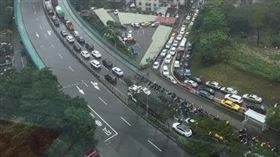 網友曬出可怕車潮。（圖／翻攝自汐止集團臉書社團）