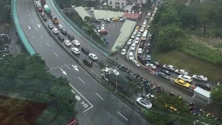 汐止今早通勤路段塞爆　上班族崩潰了