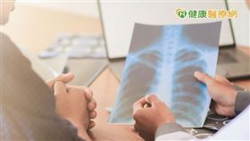 楊政達理事長藉此鼓勵患者，罹患第三期肺癌千萬別放棄治療！就算已無法開刀，同樣有更好的武器「同步化放療」（CCRT），能帶來根治的機會。