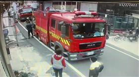 西螺，民宅起火，暖警揹阿嬤逃出火場，脫困，(圖／翻攝畫面)