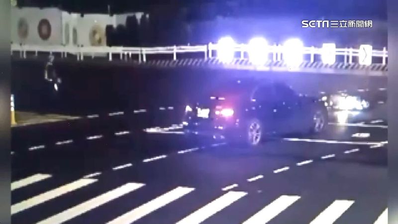 車站前道路改向　騎士不知情違規左轉遭撞