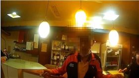 63歲的黃姓男子身背3條通緝案，又跑到卡拉OK白吃白喝，被警方上銬逮捕。（圖／民眾提供）