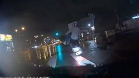 台中女騎士，騎車遭垂落電線，勒頸，勾住上吊，重摔，台灣大道七段與光華路口 (圖／翻攝自臉書社團沙鹿之美) 