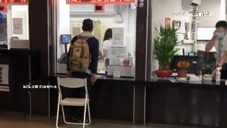 我要換票！男子鬧台鐵嗆售票員、拍打櫃檯