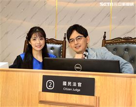 黃子佼為司法院台北地方法院「國民法官法庭」開箱拍攝影片。（記者邱榮吉/攝影）