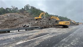 國道1號南下汐止交流道邊坡坍方，高公局目標三階段搶通。（圖／高公局提供）