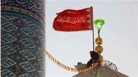 象徵保守派血液的伊朗「復仇紅旗」。（圖／翻攝自網易）