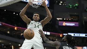 ▲「字母哥」安戴托昆波（Giannis Antetokounmpo）狂轟32分，公鹿開季7連勝。（圖／美聯社／達志影像）