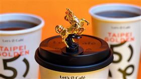 歡慶金馬59登場，Let’s Café獨家推出金馬聯名杯塞，以金馬獎座等比例縮小開模訂製，小巧細緻。（圖／品牌業者提供）