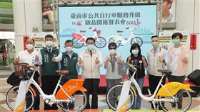 YouBike 2.0擬112年3月進駐台南台南市自建公共自行車T-Bike系統民國112年3月起改由微笑單車YouBike2.0系統接手，台南市長黃偉哲（左4）3日開箱新品。（台南市政府提供）中央社記者張榮祥台南傳真  111年11月3日