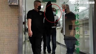 議員金中玉現身地檢！2壯漢陪同報到入監