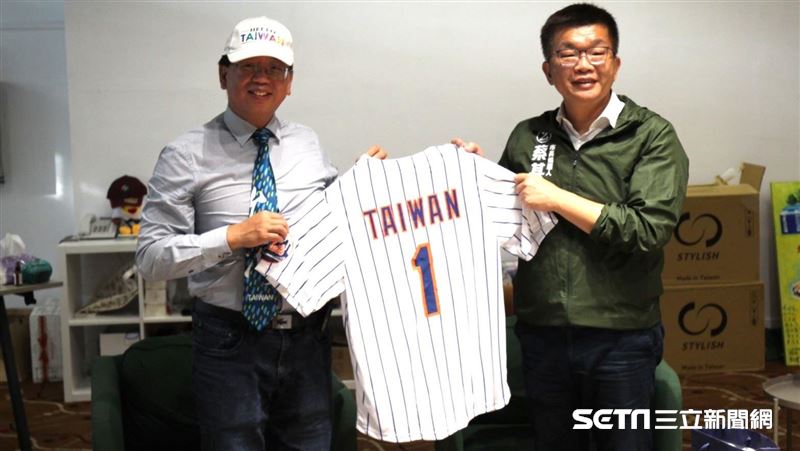 謝蔡其昌深耕棒球　他從美返台送球衣相挺