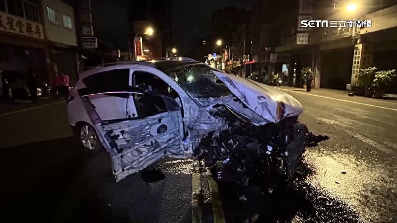 高速蛇行自撞彈飛　酒駕男撞爛電線桿被逮