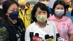 嘉市長重行選舉12/18投票  黃敏惠：不意外嘉義市長參選人黃紹聰因病過世，中選會3日決定重行選舉投票日為12月18日。爭取連任的嘉義市長黃敏惠（中）受訪表示，延期投票並不意外，但令人非常遺憾，過程所要付出的社會成本難以估算，也會影響18歲公民權修憲複決的投票率。中央社記者黃國芳攝  111年11月3日