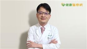 國泰醫院乳房中心蔡明霖主任指出，HER2乳癌高風險乳癌族群，並且荷爾蒙受體為陽性者，研究顯示，患者在完成標準手術及1年的術後輔助治療後，再接續完成為期1年的「強化輔助治療」，可降低30%的復發率。