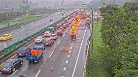 汐止人解脫！國一南下封路段今早開放內線　台64線紫爆。高公局