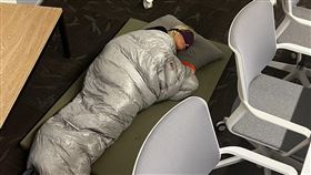 睡袋,推特,馬斯克,員工,裁員,公司,工時,https://twitter.com/evanstnlyjones/status/1587690084064669701/photo/1