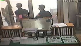 苗栗通霄，苑裡分駐所，男子吃麻糬噎到，缺氧島地臉發黑，員警CPR、哈姆立克搶救(圖／翻攝畫面)