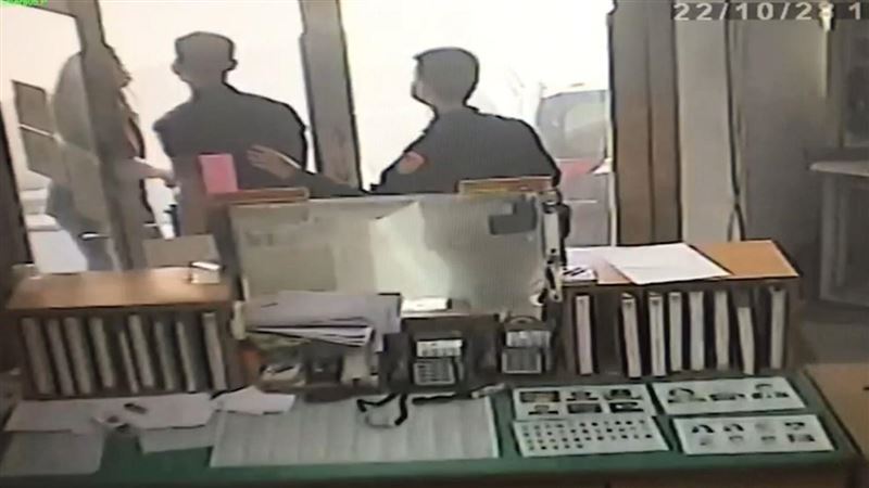 男吃麻糬噎到臉發黑　警2招死神手裡搶人