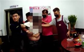苗栗通霄，苑裡分駐所，男子吃麻糬噎到，缺氧島地臉發黑，員警CPR、哈姆立克搶救(圖／翻攝畫面)