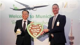 慕尼黑機場喜迎長榮首班機長榮航空3日首航台北-慕尼黑，慕尼黑國際機場資深副總經理奧利佛．德爾許（Oliver Dersch）（右）致贈愛心薑餅及印有巴伐利亞邦徽的特製啤酒杯給長榮航空總經理孫嘉明（左），表達歡迎。中央社記者汪淑芬攝  111年11月4日