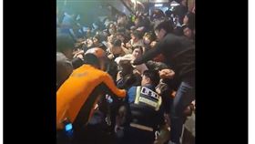 梨泰院恐怖慘踏案「起因畫面曝」！人體疊了2層樓高　想救人救不出來▲。（圖／翻攝自@ha_hello推特）

