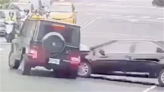 GG了！轎車攔腰撞上賓士大G⋯車頭全撞爛