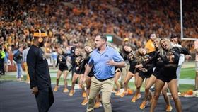 保全大叔擋住啦啦隊表演，被教練驅趕，下秒居然加入表演隊伍熱舞。（圖／翻攝自《mykol2227》IG）