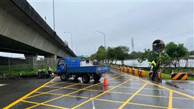 宜蘭縣五結鄉發生死亡車禍，現場留下血跡和碎片。（圖／翻攝畫面）