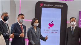 蔡總統：鼓勵選購節能標章家電 為環保盡心總統蔡英文（右2）4日出席「2022台北電器空調影音3C展」，鼓勵民眾選購有「節能標章」的家電產品，不僅可以省下高額電費，也能為環保盡一份心；總統隨後並參觀展出家電產品。中央社記者潘智義攝  111年11月4日