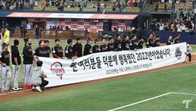 ▲結束季後賽旅程後，LG雙子拿布條感謝球迷。（資料照／取自LG雙子FB）