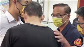黃宗仁向遭警毆傷男子致歉黃姓男子（背對者）日前遭三重分局永福派出所2名員警誤認為通緝犯且被毆傷，和員警互告傷害，黃男6日前往三重分局厚德派出所領取到案通知書，新北市警察局長黃宗仁（右2）也到場，親自向黃男表達歉意。（翻攝照片）中央社記者王鴻國傳真  111年10月6日