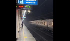 台鐵一列143PP自強號傍晚行駛至松山站時車下冒煙著火，緊急滅火後，該自強號停駛，車上200名旅客緊急換車，月台都是燒焦味。(圖/翻攝自合鐵事故通報平台)