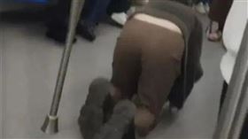 學生妹捷運「跪地爬行100公尺」！乘客目睹全看傻　名校：探索藝術體驗