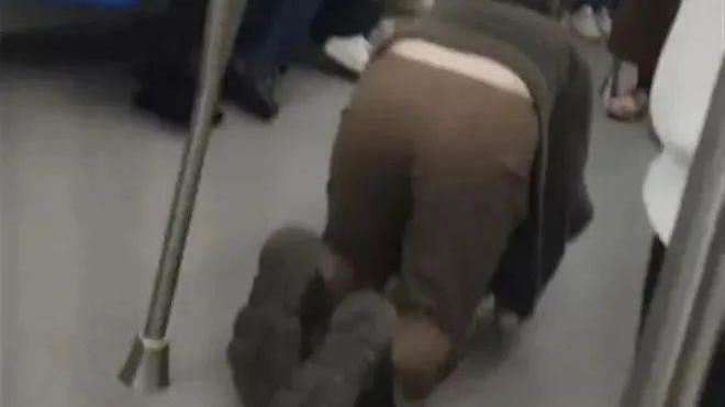 學生妹捷運跪爬100公尺　名校：藝術體驗
