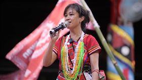 跟著Kolas一起走  競選歌曲公布民進黨花蓮縣長參選人Kolas Yotaka（圖）公布競選歌曲「跟著Kolas一起走」，由阿美族歌手莫言創作詞曲、演唱，獲得支持者一片好評。圖為Kolas至部落參加活動致詞。中央社記者李先鳳攝  111年10月24日