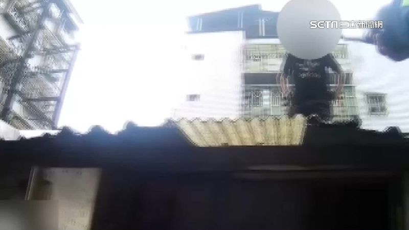 作賊心虛！毒品通緝犯見警秒逃屋頂拒捕