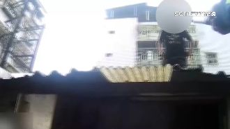 作賊心虛！毒品通緝犯見警秒逃屋頂拒捕